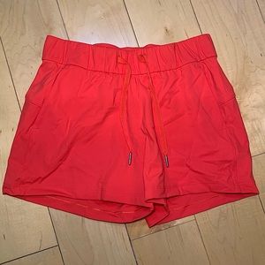 Lululemon women’s Size 4 red carnation on the fly mid rise shorts NWOT